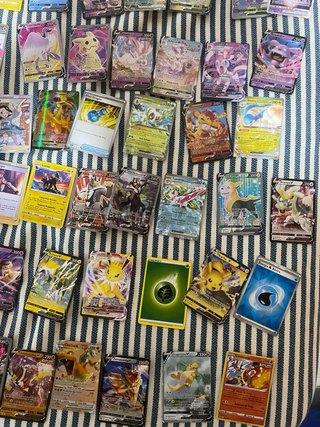 Lote de cartas coleccionables pokémon.