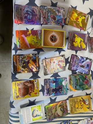 Lote de cartas coleccionables pokémon.