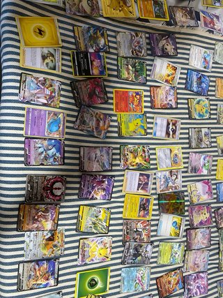 Lote de cartas coleccionables pokémon.