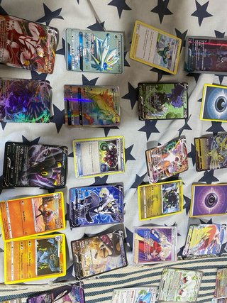 Lote de cartas coleccionables pokémon.