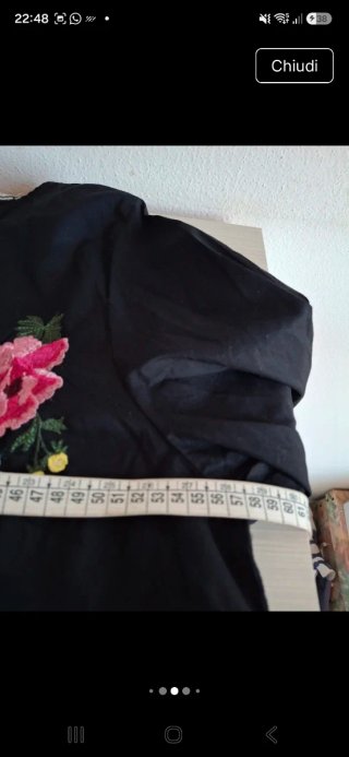 Camicetta nera con ricami floreali