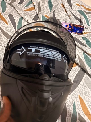 Casco de moto negro mate