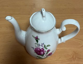Cafetera de porcelana con rosas