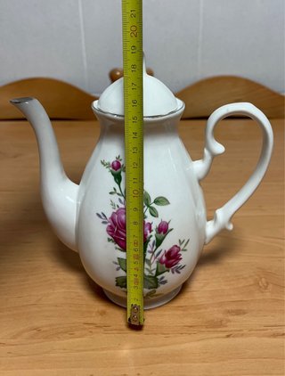 Cafetera de porcelana con rosas