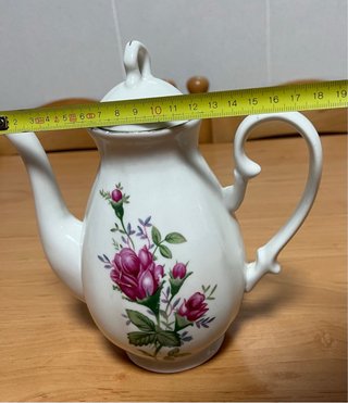 Cafetera de porcelana con rosas
