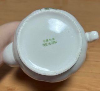 Cafetera de porcelana con rosas