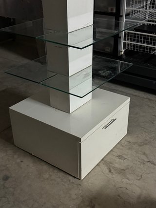 Mostrador expositor cristal y blanco