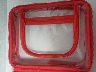 Neceser transparente con detalles rojos