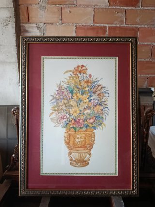 Cuadro de flores en jarrón dorado