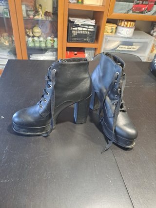 Stivaletti neri con lacci e plateau n.39