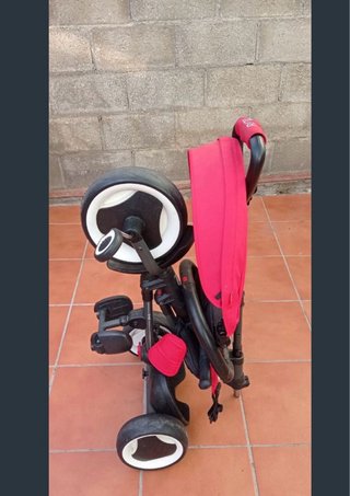 Triciclo infantil rojo con capota