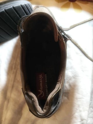 Zapatos cómodos marrones y dorados