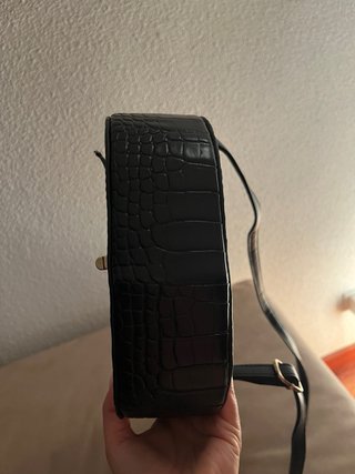 Bolso negro con logo dorado