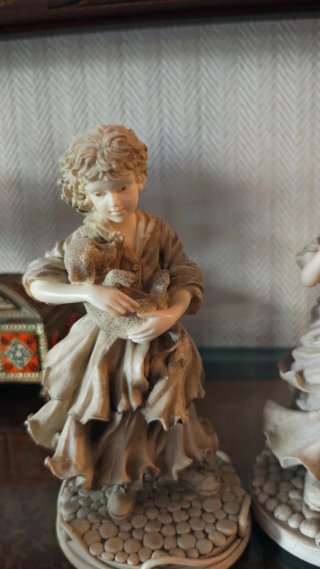 Figura porcelana mujer cesta flores