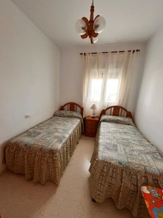 Dormitorio con dos camas individuales