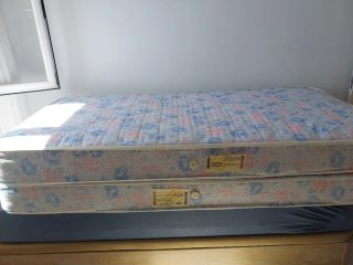 Dormitorio con dos camas individuales