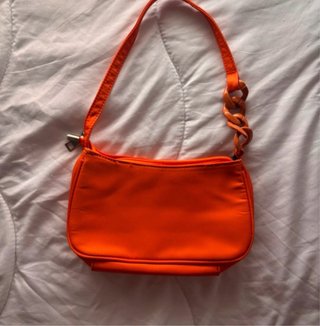 Bolso naranja de hombro con cadena
