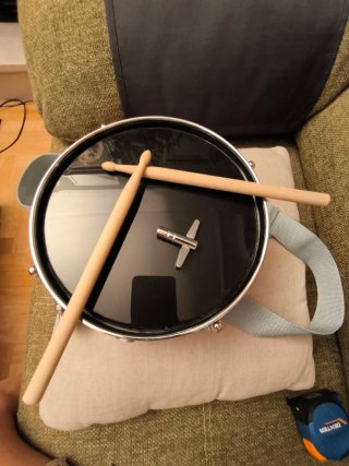 Tambor / Caja de marcha de 14", baquetas y correa
