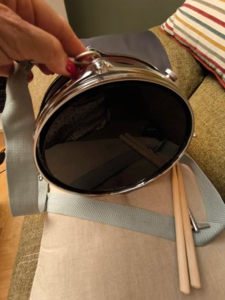 Tambor / Caja de marcha de 14", baquetas y correa