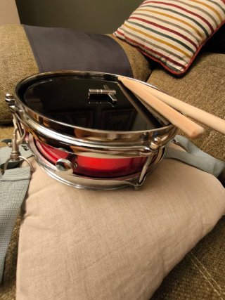 Tambor / Caja de marcha de 14", baquetas y correa