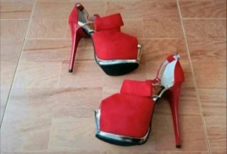 Zapatos de tacón rojos con plataforma