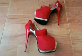 Zapatos de tacón rojos con plataforma