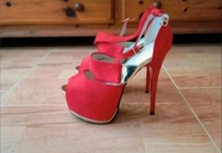 Zapatos de tacón rojos con plataforma