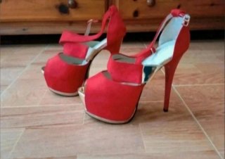 Zapatos de tacón rojos con plataforma