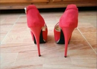 Zapatos de tacón rojos con plataforma