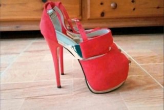 Zapatos de tacón rojos con plataforma