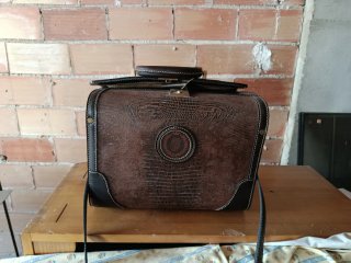 Maletín de piel marrón con textura