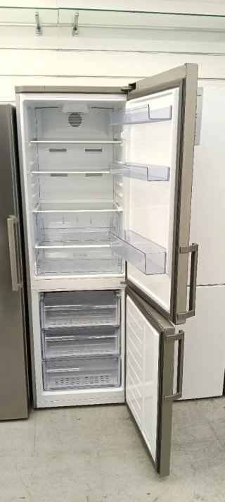 Nevera Beko combi plateada con mariposa