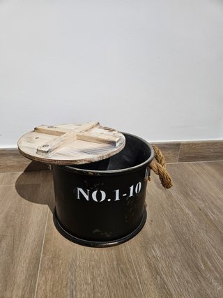 Cesta metálica con tapa de madera