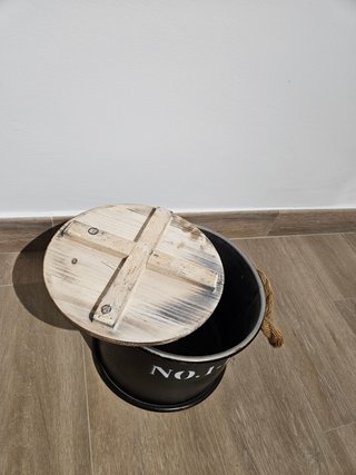 Cesta metálica con tapa de madera
