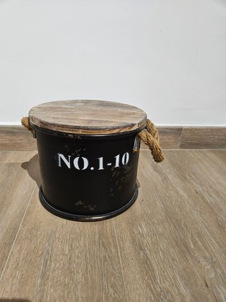 Cesta metálica con tapa de madera