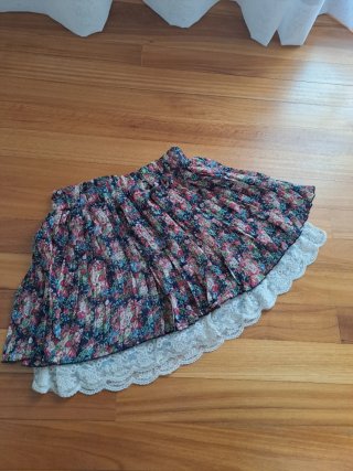 Falda corta floral con encaje