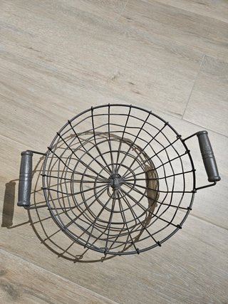 Cesta de metal redonda con asas