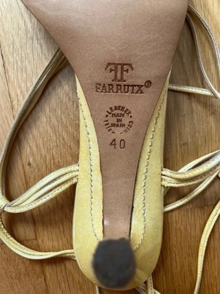 Sandalias de tacón amarillas de Farrutx