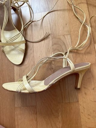Sandalias de tacón amarillas de Farrutx