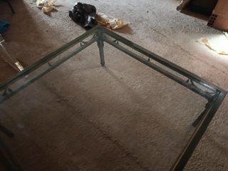 Mesa de cristal y metal verde