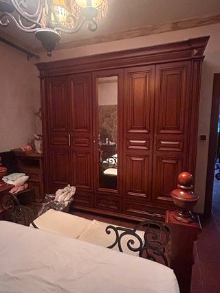 Ropero de madera con espejo