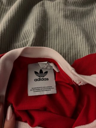 Camiseta Adidas Roja con Rayas Blancas