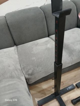 Banco de pesas con discos y barras