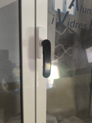 Ventana aluminio abatible 2 hojas con persiana