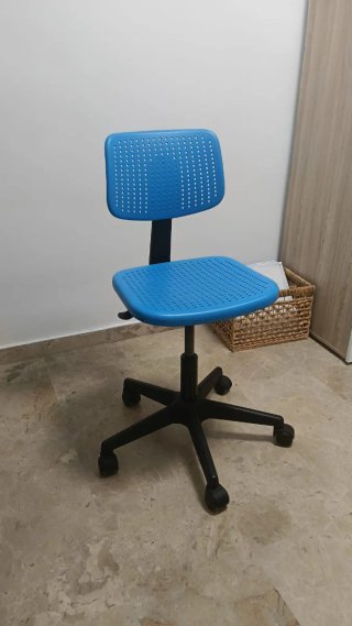 Silla de escritorio azul y negra