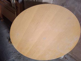 Mesa redonda de madera beige
