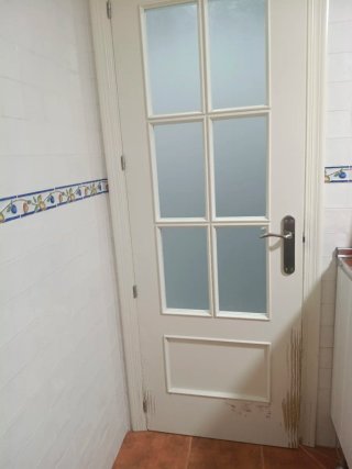Puerta blanca con cristal