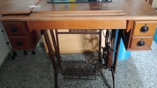Máquina de coser Sigma antigua con mueble