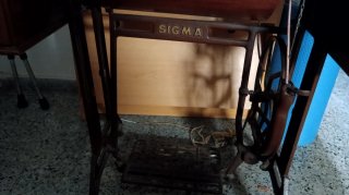 Máquina de coser Sigma antigua con mueble