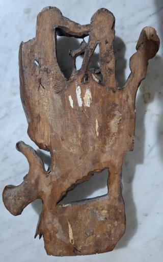 Vecchio fregio in legno scolpito